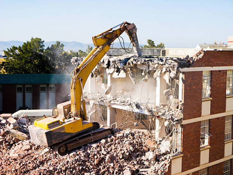 Demolição Administrativa Salesópolis - Demolição com Retroescavadeira